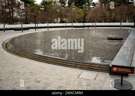 Washington DC – États-Unis – 22 mars 2024 bassin du souvenir du Memorial des vétérans de la guerre de Corée. Une piscine peu profonde de 30 pieds de diamètre bordée de granit noir et Banque D'Images