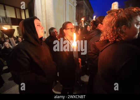 Caserta, Italie. 29 mars 2024. Les femmes tiennent de grandes bougies allumées tout en participant à la procession du vendredi Saint de l'église de San Giovanni à Villa. Le 29 mars 2024, Caserte, Italie. (Crédit image : © Pasquale Senatore/eyepix via ZUMA Press Wire) USAGE ÉDITORIAL SEULEMENT! Non destiné à UN USAGE commercial ! Crédit : ZUMA Press, Inc/Alamy Live News Banque D'Images