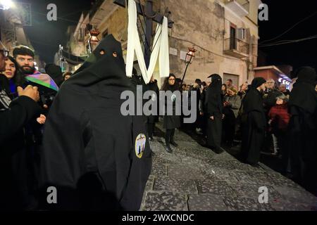 Caserta, Italie. 29 mars 2024. Les gens portent des cagoules noires tout en participant à la procession du vendredi Saint de l'église de San Giovanni à Villa. Le 29 mars 2024, Caserte, Italie. (Crédit image : © Pasquale Senatore/eyepix via ZUMA Press Wire) USAGE ÉDITORIAL SEULEMENT! Non destiné à UN USAGE commercial ! Crédit : ZUMA Press, Inc/Alamy Live News Banque D'Images