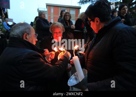 Sessa Aurunca, Italie. 29 mars 2024. 29 mars 2024, Caserte, Italie : les femmes tiennent de grandes bougies allumées tout en participant à la procession du vendredi Saint de l'église de San Giovanni à Villa. Le 29 mars 2024, Caserte, Italie. (Photo de Pasquale Senatore/Eyepix Group/Sipa USA) crédit : Sipa USA/Alamy Live News Banque D'Images