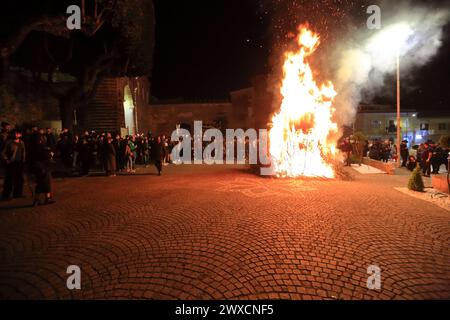 Sessa Aurunca, Italie. 29 mars 2024. 29 mars 2024, Caserte, Italie : L'Archconfraternité de SS.Crocifisso allume un feu de joie pendant la procession du vendredi Saint de l'église de San Giovanni à Villa. Le 29 mars 2024, Caserte, Italie. (Photo de Pasquale Senatore/Eyepix Group/Sipa USA) crédit : Sipa USA/Alamy Live News Banque D'Images