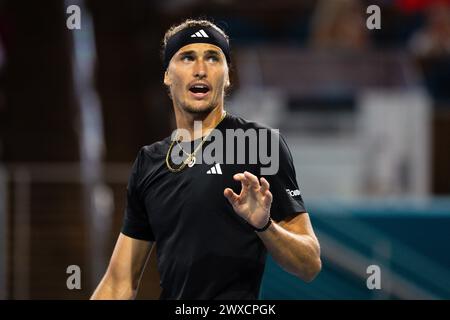 MIAMI GARDENS, FLORIDE - MARS 29 : Alexander Zverev d'Allemagne réagit contre Grigor Dimitrov de Bulgarie lors de leur match le jour 14 de l'Open de Miami au Hard Rock Stadium le 29 mars 2024 à Miami Gardens, Floride. (Photo de Mauricio Paiz) Banque D'Images