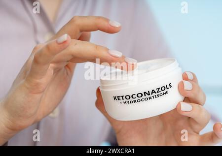 Crème médicale au kétoconazole et à l'hydrocortisone, image conceptuelle. Crème combinée utilisée pour traiter les infections fongiques avec inflammation, comme la dermatite séborrhéique. Banque D'Images