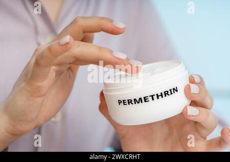 Crème médicale à la perméthrine, image conceptuelle. Une crème utilisée pour traiter la gale, une infestation cutanée causée par de minuscules acariens. Banque D'Images