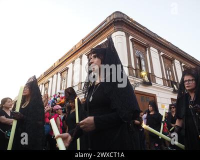 Lima, Pérou. 29 mars 2024. Des femmes noires vêtues de mantilla et de peigne, portant des bougies lors d'une procession religieuse le vendredi Saint, dans le cadre des célébrations de la semaine Sainte de 2024 à Lima crédit : Fotoholica Press Agency/Alamy Live News Banque D'Images