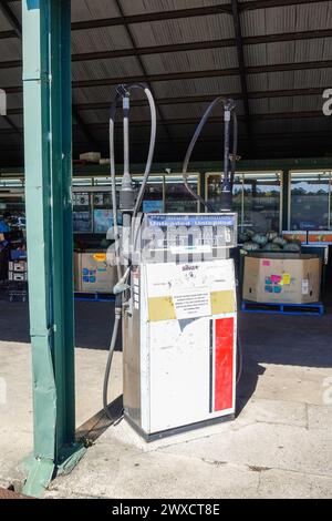 petro ou station de pompage de gaz devant une épicerie dans une petite ville australienne Banque D'Images