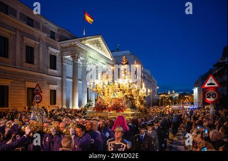 Madrid, Espagne. 30 mars 2024. La Fraternité de Medinaceli porte l'image de Jésus de Medinaceli, également connu comme le Seigneur de Madrid pendant la procession du vendredi Saint du Christ de Medinaceli la procession, qui porte une statue de Jésus pesant 3,5 tonnes et atteignant quatre mètres de hauteur, passe par le Congrès des députés d'Espagne et la Puerta del sol avant de conclure à nouveau à l'église Jésus de Medinaceli. Crédit : SOPA images Limited/Alamy Live News Banque D'Images