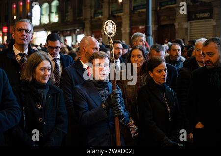 Madrid, Espagne. 30 mars 2024. Le maire de Madrid, José Luis Martinez-Almeida (C), vu lors de la procession du vendredi Saint du Christ de Medinaceli à la Puerta del sol à Madrid. La procession, qui porte une statue de Jésus pesant 3,5 tonnes et atteignant quatre mètres de hauteur, passe par le Congrès des députés d'Espagne et la Puerta del sol avant de se terminer à nouveau à l'église Jésus de Medinaceli. Crédit : SOPA images Limited/Alamy Live News Banque D'Images