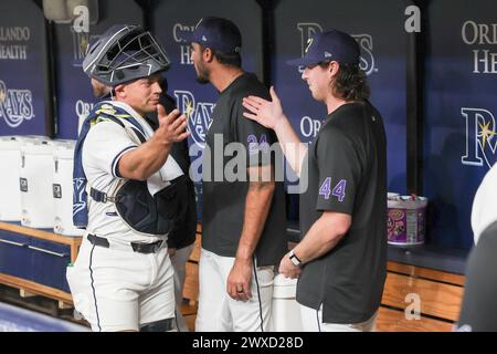 Prog Petersburg, FL : Tampa Bay Rays Catcher Ben Rortvedt (30) obtient une poignée de main avant le match de Tampa Bay Rays lanceur Ryan Pepiot (44) avant un Banque D'Images