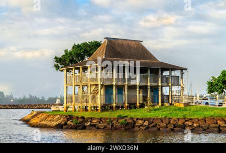 Maison tropicale à Haleiwa Boat Harbor sur l'île d'Oahu - Hawaï, États-Unis Banque D'Images