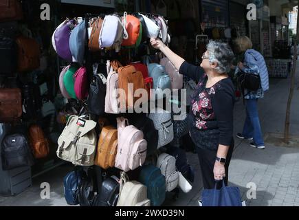 Une femme à la recherche d'offres dans les magasins dans le centre d'Athènes . Selon Eurostat, les Grecs ont le deuxième en bas, juste au-dessus de la Bulgarie, le pouvoir d'achat dans l'UE. Ce sont des statistiques qui mettent un coup de fouet dans les affirmations triomphantes du gouvernement grec sur la hausse de la prospérité économique. La Grèce est également classée en dessous de nombreux pays de l'ancien bloc de l'est, tels que la Roumanie, la Croatie, la Hongrie, la Slovaquie, et même la Lettonie, classée au 25e rang, dont le PIB par habitant en unités de pouvoir d'achat représente 70,1 % de la moyenne européenne. Dans le même temps, le niveau de prix est à 88,2 pour cent de la moyenne (thés Banque D'Images