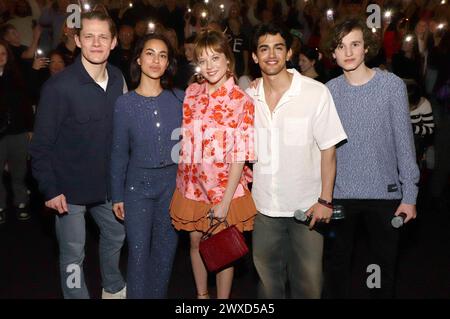 Max von der Groeben, Gizem Emre, Jella Haase, Mido Kotaini und Cooper Dillon BEI der Premiere des Kinofilms Chantal im Märchenland im Cinemaxx Hamburg Dammtor. Hambourg, 29.03.2024 *** Max von der Groeben, Gizem Emre, Jella Haase, Mido Kotaini et Cooper Dillon lors de la première du film Chantal im Märchenland au Cinemaxx Hamburg Dammtor Hamburg, 29 03 2024 Foto:xgbrcix/xFuturexImagex chantal hamburg 4306 Banque D'Images