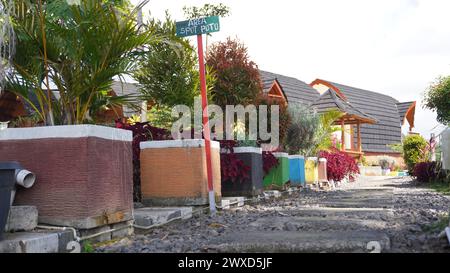 L'entrée de l'auberge dans le quartier Sembalun de Lombok a une passerelle décorée avec des plantes vivantes autour de lui Banque D'Images