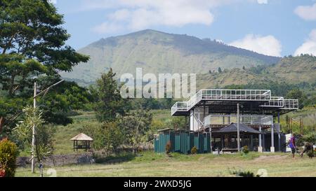 Vue sur le mont Rinjani depuis une auberge au pied du mont Rinjani le matin Banque D'Images