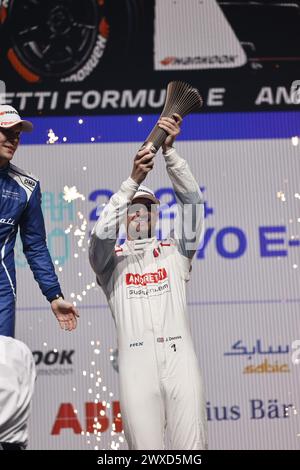 Tokyo, Japon. 30 mars 2024. 3// - Jake Dennis, Andretti Global, 3ème position, monte son trophée sur le podium lors du Round 5 de formule E - Tokyo E-Prix à Tokyo, Japon. (Photo par Andrew Ferraro/Motorsport images/SIPA USA) crédit : SIPA USA/Alamy Live News Banque D'Images