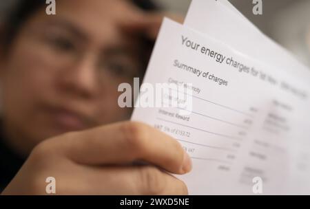 PHOTO POSÉE PAR Un MODÈLE photo de dossier datée du 08/01/22 d'une personne détenant une facture d'énergie. Les ménages sont sur le point de voir une foule de factures essentielles augmenter fortement alors que les entreprises déploient leurs augmentations de prix annuelles au 1er avril. Les taxes municipales, les taxes routières, le haut débit, le mobile, l'eau et même les timbres sont sur le point d'augmenter le prix le premier jour du mois ou vers cette date, les ménages étant invités à vérifier les économies réalisées en faisant des achats et en cherchant à savoir s'ils ont droit à des remises. Date d'émission : samedi 30 mars 2024. Banque D'Images