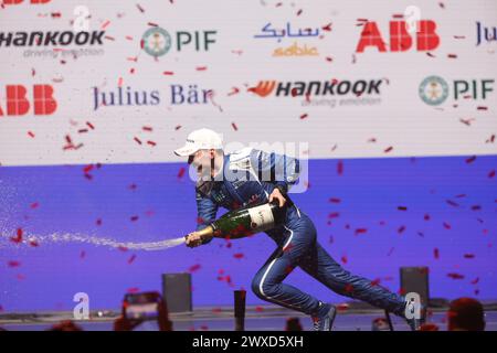 Tokyo, Japon. 30 mars 2024. 3/30/2024 - Maximilian Gunther, Maserati MSG Racing, 1ère position, jongle champagne sur le podium lors du Round 5 de formule E - Tokyo E-Prix à Tokyo, Japon. (Photo par Alastair Staley/Motorsport images/SIPA USA) crédit : SIPA USA/Alamy Live News Banque D'Images