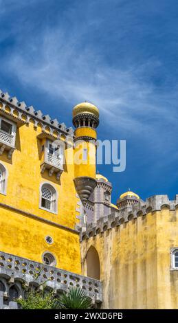 Vue extérieure de la tour de guet du palais jaune coloré de Pena sous un ciel bleu ensoleillé. Sintra. Portugal. Copier l'espace. Bannière verticale. Banque D'Images