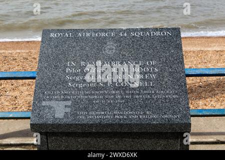 RAF 44 Squadron Memorial plaque, The John Bradfield Viewing Area, Felixstowe, Suffolk, Angleterre, Royaume-Uni Banque D'Images