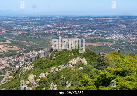 Vue aérienne panoramique depuis le Palais de Pena du château arabe, construit par les Maures, pris par les Vikings et conquis par le roi du Portugal. À Sint Banque D'Images