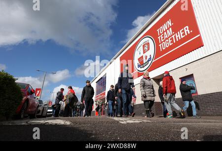 Vue générale des fans et supporters arrivant au stade Broadfield Banque D'Images