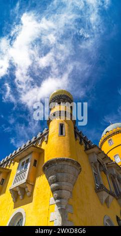 Vue en angle bas d'un bataillon avec une faille médiévale de fenêtre et la partie supérieure finie en colonnes avec un dôme de mosaïques jaunes de la Pena Pala Banque D'Images