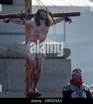 Trafalgar Square, Londres, Royaume-Uni. 29 mars 2024. Pour le vendredi Saint 100 les joueurs de Wintershall apportent leur représentation émouvante des derniers jours de Jésus à Trafalgar Square dans la capitale dans une production en plein air surveillée par des milliers de spectateurs. Crédit : Malcolm Park/Alamy Banque D'Images