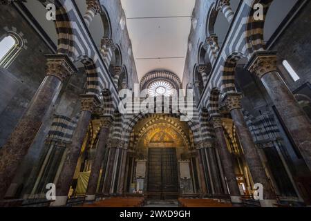 GÊNES, ITALIE, 23 MAI 2023 - intérieur de la cathédrale de San Lorenzo dans le centre historique de Gênes, Italie Banque D'Images