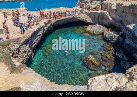 MELENDUGNO, ITALIE, 13 JUILLET 2022 - la grotte de la poésie à Roca Vecchia, province de Lecce, Pouilles, Italie Banque D'Images