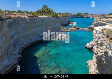 Les falaises et les piles de Sant'Andrea à Melendugno, région du Salento, province de Lecce, Pouilles, Italie Banque D'Images