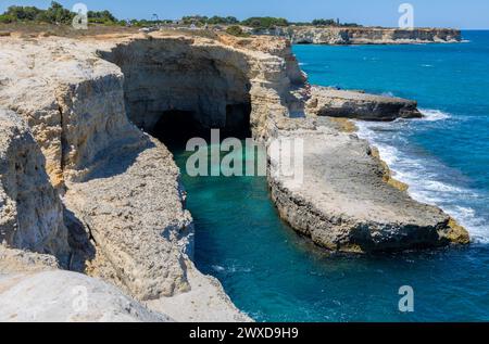 Les falaises et les piles de Sant'Andrea à Melendugno, région du Salento, province de Lecce, Pouilles, Italie Banque D'Images