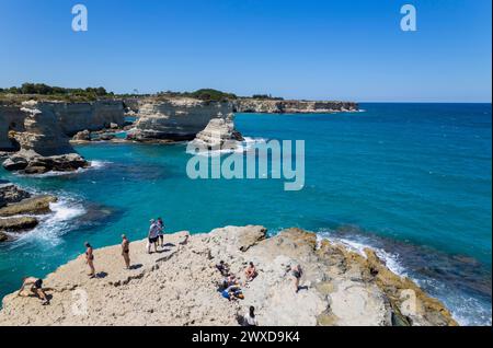 MELENDUGNO, ITALIE, 13 JUILLET 2022 - les falaises et les piles de Sant'Andrea à Melendugno, région du Salento, province de Lecce, Pouilles, Italie Banque D'Images