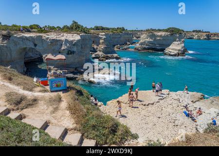 MELENDUGNO, ITALIE, 13 JUILLET 2022 - les falaises et les piles de Sant'Andrea à Melendugno, région du Salento, province de Lecce, Pouilles, Italie Banque D'Images