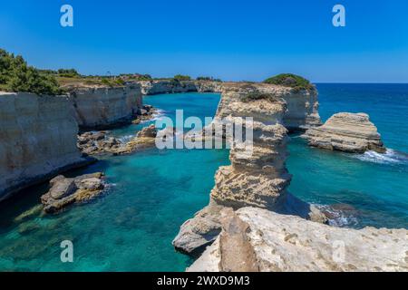 Les falaises et les piles de Sant'Andrea à Melendugno, région du Salento, province de Lecce, Pouilles, Italie Banque D'Images