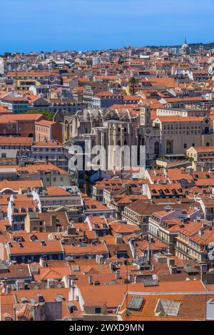 Vue aérienne depuis le château de Saint Georges avec vue panoramique sur l'église du Convento do Carmo et l'ascenseur Elevador de Santa Justa, avec Banque D'Images