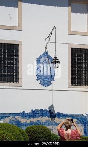 Panneau de carreaux de céramique bleus sur un mur blanc de Santa Luzia de Viuva Lamego dans le quartier Miradors d'Alfama, Portugal, avec un forgé suspendu Banque D'Images