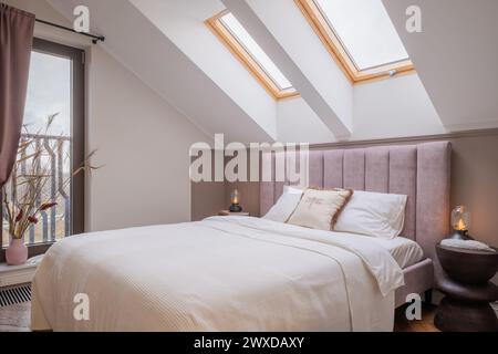 Chambre avec lucarne de lit en bois, partie de la conception intérieure du bâtiment Banque D'Images