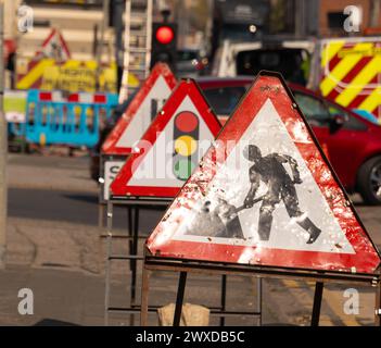 Travaux routiers, risque de dérapage, rectification, chaussée, copeaux de pierre, grain, balai, rouleau, véhicule, débardage, panneau d'avertissement rouge, travaux pour les jambes, sentier Banque D'Images