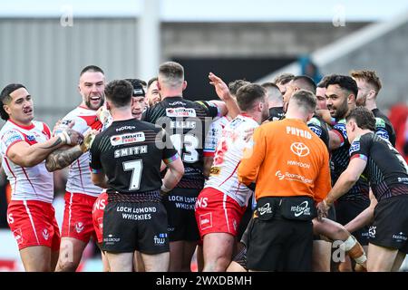 Tempête entre les deux camps lors du match de la Betfred Super League Round 6 St Helens vs Wigan Warriors au Totally Wicked Stadium, St Helens, Royaume-Uni, le 29 mars 2024 (photo de Craig Thomas/News images) Banque D'Images