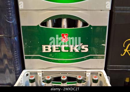 Die Brauerei Beck GmbH und Co KG ist eine Brauerei mit Sitz, Brême. SIE stellt unter dem Markennamen Becks Biere und Biermischgetraenke fuer den internationalen Markt Her. 2002 wurde sie von der belgischen Interbrew-Gruppe aufgekauft. 2004 entstand aus den Unternehmen Interbrew und Companhia de Bebidas das Americas - kurz AmBev mit InBev der groesste Brauereikonzern der Welt. AUS dem Zusammenschluss von InBev und Anheuser-Busch wurde Ende 2008 die Firma Anheuser-Busch InBev. Foto : Becks Bier, Bierkasten *** Brauerei Beck GmbH und Co KG est une brasserie basée à Brême qui produit des bières et de la bière Banque D'Images