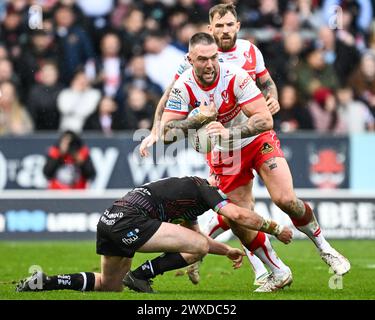 Curtis Sironen de préparé Helens brise le tacle d'Alex Smith des Wigan Warriors lors du match de la Betfred Super League Round 6 St Helens vs Wigan Warriors au Totally Wicked Stadium, St Helens, Royaume-Uni, le 29 mars 2024 (photo par Craig Thomas/News images) in, le 29/03/2024. (Photo de Craig Thomas/News images/SIPA USA) crédit : SIPA USA/Alamy Live News Banque D'Images