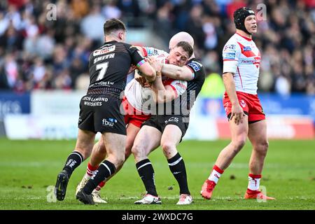 Morgan Knowles de compris Helens est affronté par Liam Marshall de Wigan Warriors et Alex Smith de Wigan Warriors lors du match de la Betfred Super League Round 6 St Helens vs Wigan Warriors au Totally Wicked Stadium, St Helens, Royaume-Uni, le 29 mars 2024 (photo par Craig Thomas/News images) en, le 29/03/2024. (Photo de Craig Thomas/News images/SIPA USA) crédit : SIPA USA/Alamy Live News Banque D'Images