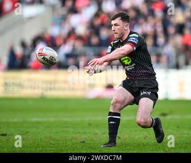 Alex Smith de Wigan Warriors passe le ballon lors du match de la Betfred Super League Round 6 St Helens vs Wigan Warriors au Totally Wicked Stadium, St Helens, Royaume-Uni, le 29 mars 2024 (photo par Craig Thomas/News images), le 29/03/2024. (Photo de Craig Thomas/News images/SIPA USA) crédit : SIPA USA/Alamy Live News Banque D'Images