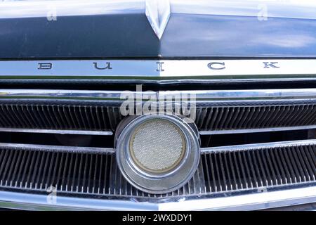 Emblème Buick de voiture vintage sur un capot. Festival OLD CAR Land. 12 mai 2019. Kiev, Ukraine Banque D'Images