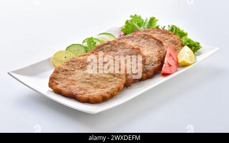 Chapli Kabab, Une nourriture délicieuse appartient à la région du Pakistan KPK. Il est très délicieux fait par bœuf ou poulet rencontre. Banque D'Images