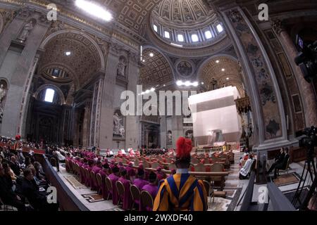 Cité du Vatican, Vatican, 29 mars 2024. Le pape François dirige la célébration de la passion du vendredi Saint du Seigneur dans la basilique Saint-Pierre au Vatican. Maria Grazia Picciarella/Alamy Live News Banque D'Images