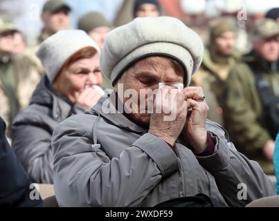 Non exclusif : IRPIN, UKRAINE - 28 MARS 2024 - Une femme pleure pendant la cérémonie pour remettre des prix posthumes aux proches des défenseurs péris Banque D'Images