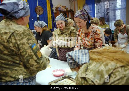 Non exclusif : UZHHOROD, UKRAINE - 28 MARS 2024 - les employés du Centre territorial régional de recrutement et de soutien social de Zakarpattia se sont joints Banque D'Images