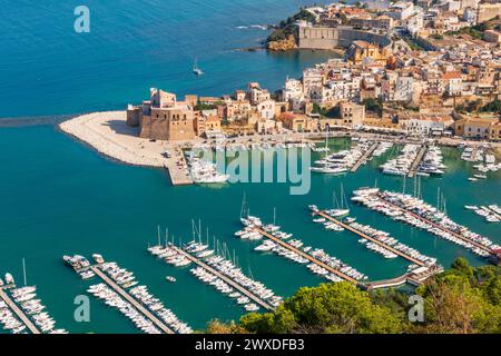 Vue panoramique sur la côte sicilienne depuis le point de vue de Castellammare del Golfo. Banque D'Images