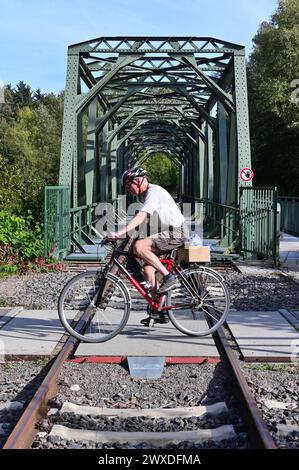 Erlebnis Chemnitztal per Rad oder Eisenbahn Denkmale der Industriegeschichte, Eisenbahntunnel und rauschendes Wasser zwischen riesigen Felsblöcken der Chemnitztalradweg bietet dem Radfahrer ab Chemnitz abwechslungsreiches erleben auf wenigen Kilometern. Auf dem Abschnitt vom Museumbahnhof Markersdorf Richtung Schweizerthal-Diethensdorf befindet sich das romantischste Stück der Trasse. Eine geologische Rarität sind die sogenannten Strudeltöpfe, abgerundet Gneisblöcke die ihre heutige Gestalt durch die Kraft des Wassers erhielten. Eisenbahnromantik im Chemnitztal. Der Verein Eisenbahnfreunde Che Banque D'Images